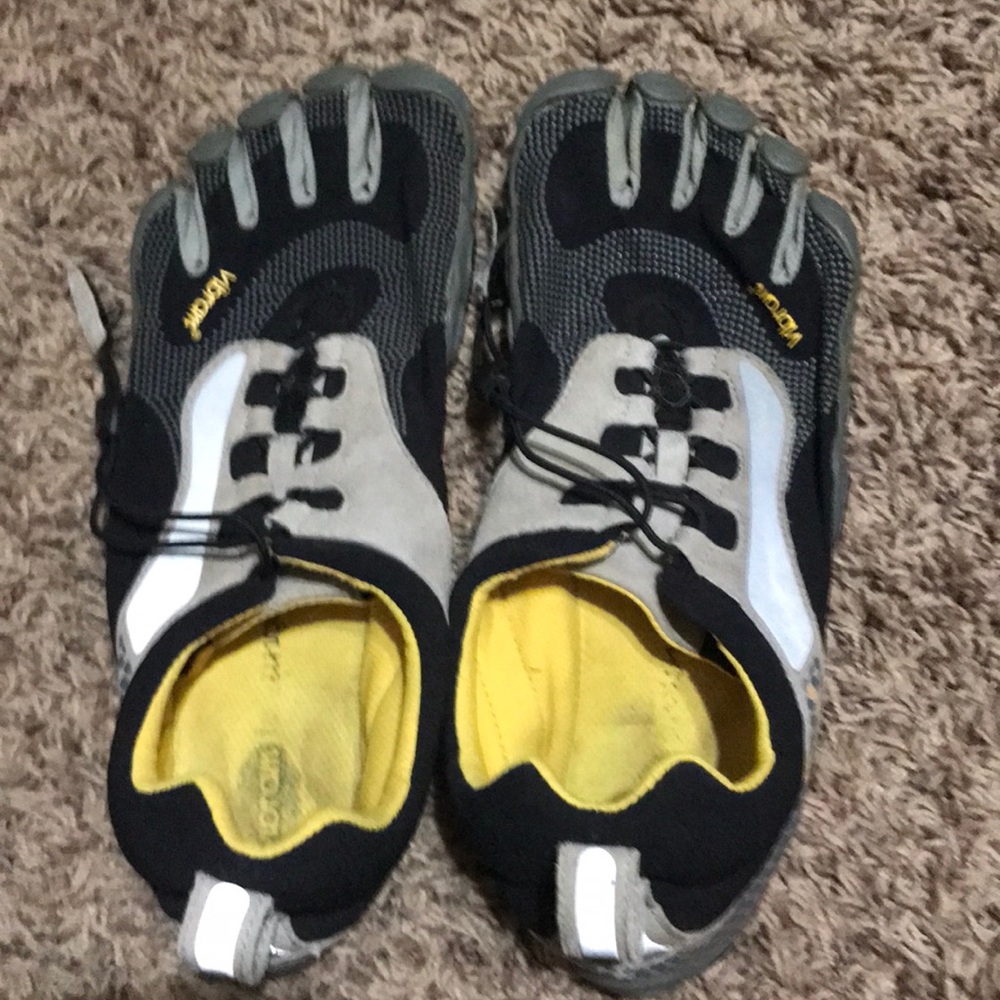 Vibram toe shoe sz 9.5